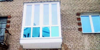 Французское остекление балкона с выносом, с тонировкой голубой сапфир.